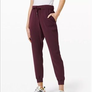 Lululemon On the Fly jogger 28” woven. Color:cassis.